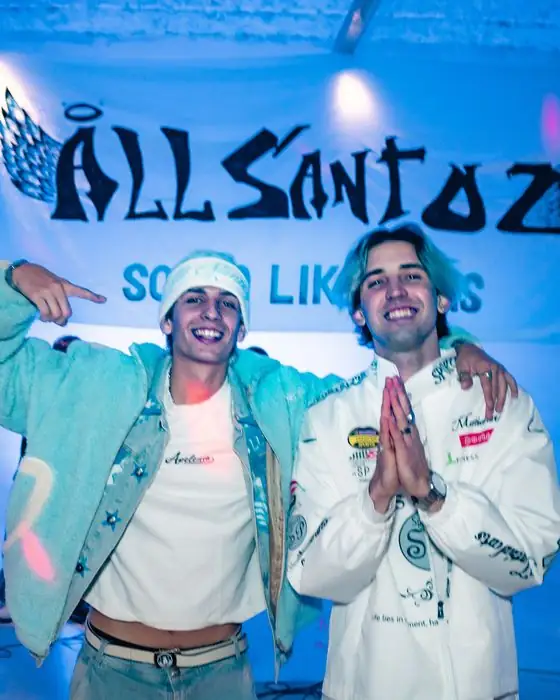 Borja con Lowkey Santo frente al cartel de All Santoz