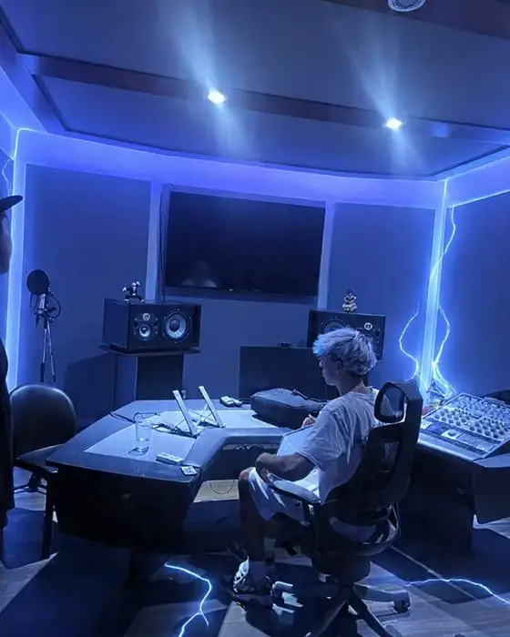 Borja en la consola del estudio, luces azules